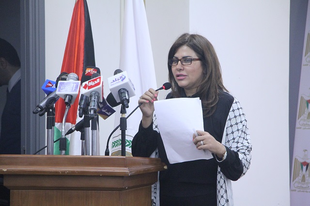 السيدة رانيا الشوبكي - عقيلة سفيرة دولة فلسطين- أثناء تقديم فعاليات الصالون الثقافي 